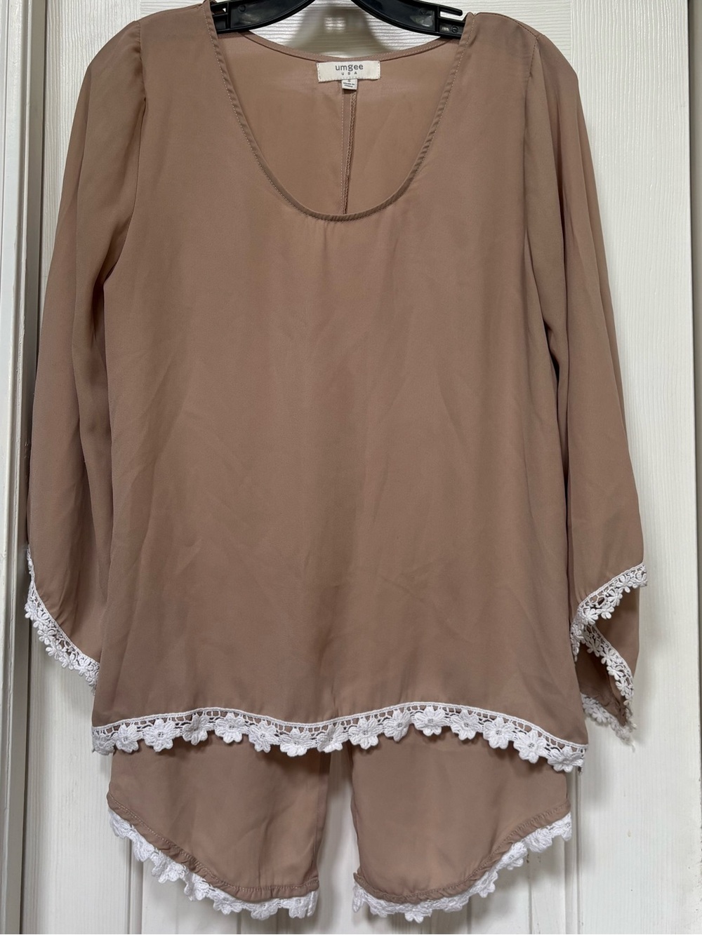 Umgee Taupe Long-Sleeve Tunic with White Lace Trim